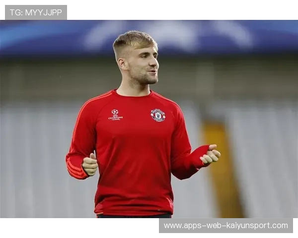 曼联卢克肖边路推进训练更稳定,提升战术多样性 曼联卢克肖边路推进训练更稳定,提升战术多样性